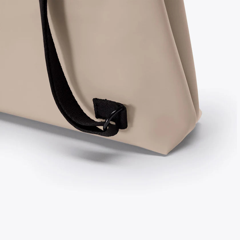 Mochila Ucon Acrobatics Una 8L, para MacBooks 13/14" - Nude