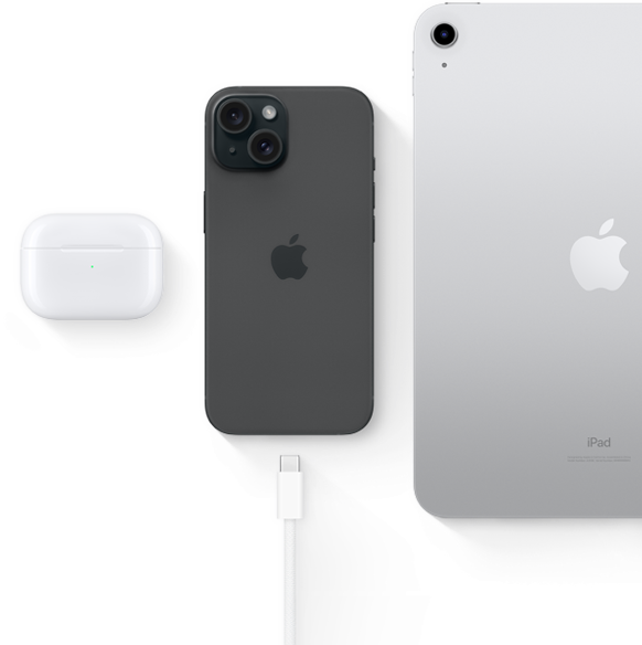 iPhone 15 com conetor USB‑C a mostrar que pode carregar os AirPods Pro e o iPad com o mesmo conetor